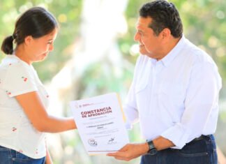 EJECUTIVO TABASCO / Entrega Javier May constancia de Pescando Vida a 100 ostricultoras de Cárdenas; las mujeres son parte importante en el desarrollo de Tabasco reconoció